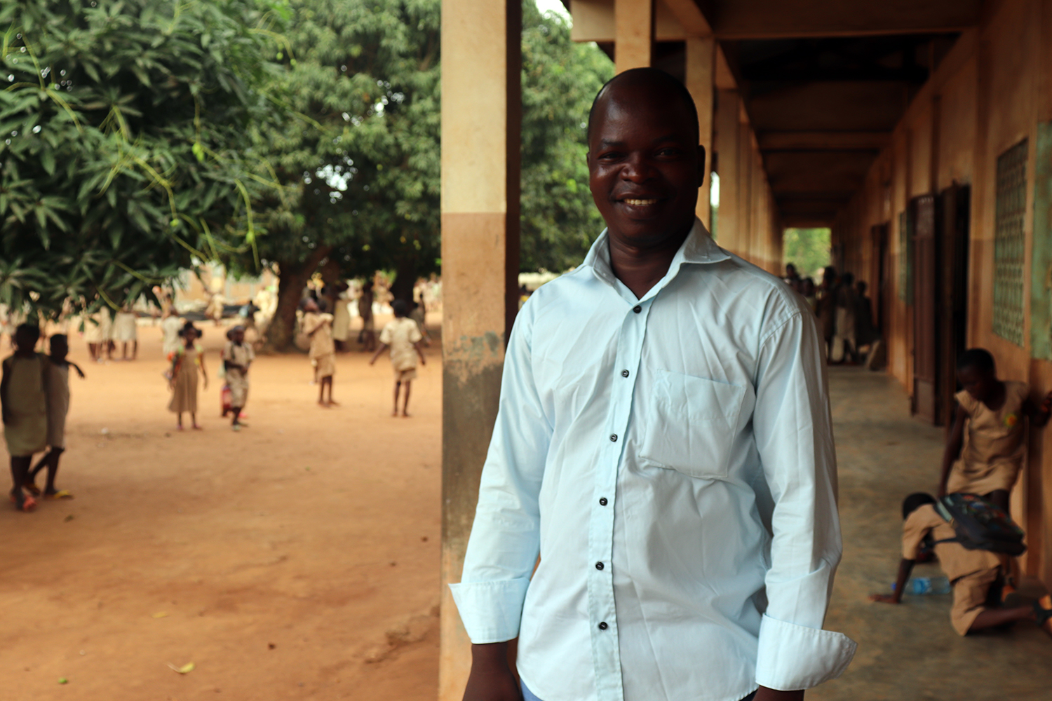 Pour Philibert AZAGBEDE, il faut plus de manuels en langues nationales pour pouvoir bien enseigner. 