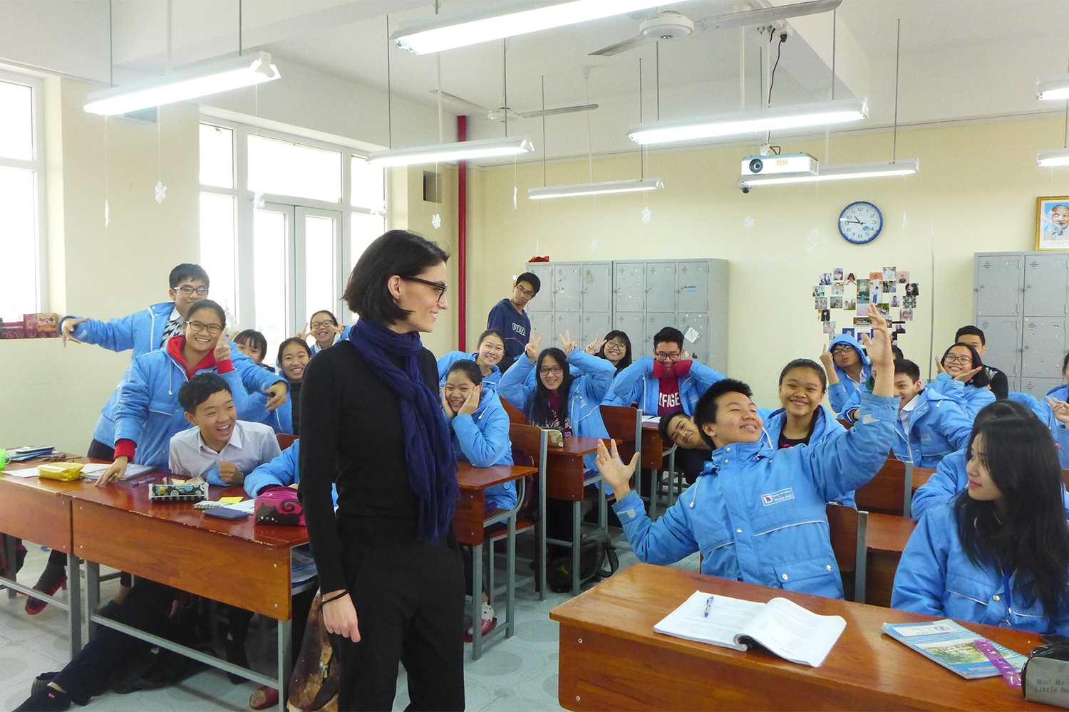 Je suis toujours reçue sous les applaudissements dans les salles de classe. Généralement, les élèves se lèvent quand j’entre, et me disent « bonjour Madame ». Comme ils sont souvent nombreux, presque 50, c’est toujours impressionnant. Et quand je pars, ils applaudissent. Mais je ne reçois pas de traitement de faveur. Au Vietnam, c’est comme ça ! De quoi rendre jaloux vos professeurs :-)