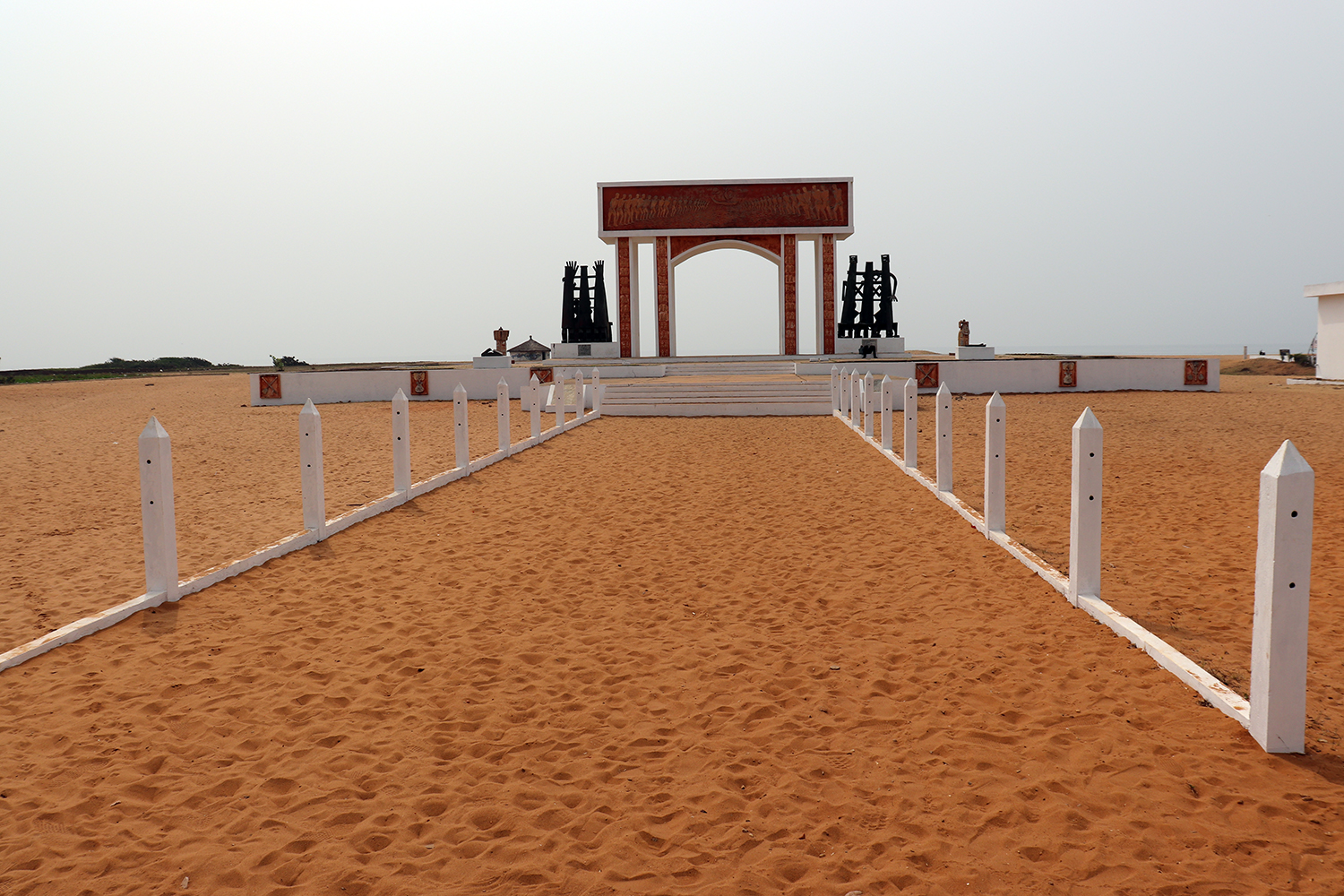 Au bout de la route des esclaves, la Porte de non-retour. C’est là que les pirogues attendaient pour embarquer les esclaves sur les navires ancrés au large. Ce monument est classé par l’UNESCO