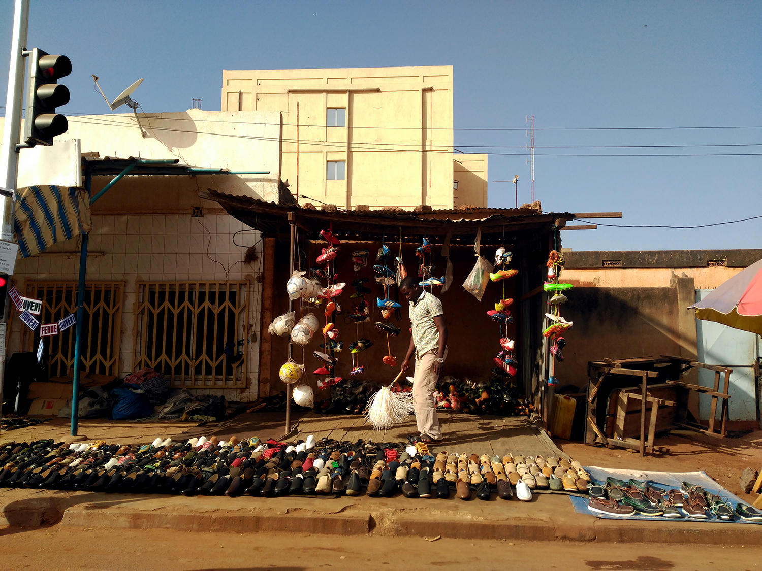 Coin des vendeurs de chaussures à Wemtenga © Globe Reporters