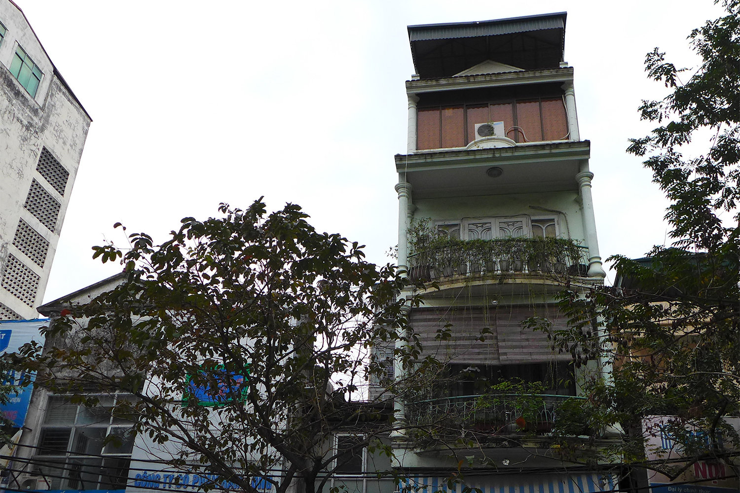 Près de l’ambassade de France, à Hanoi. Il n’est pas rare de voir ce type d’immeuble