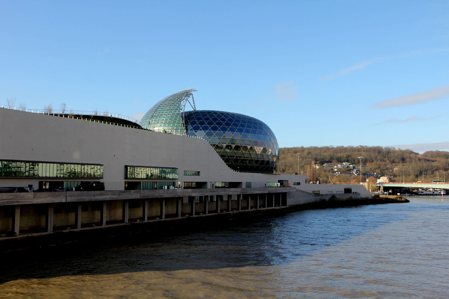 La Seine Musicale vue du pont Renault qui enjambe la Seine