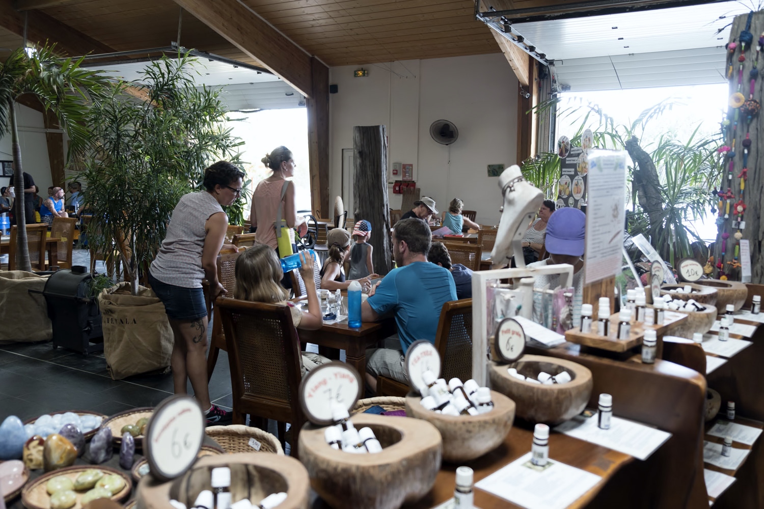 Après l’effort, le réconfort : dégustation de café bourbon au bar à café du Domaine. 