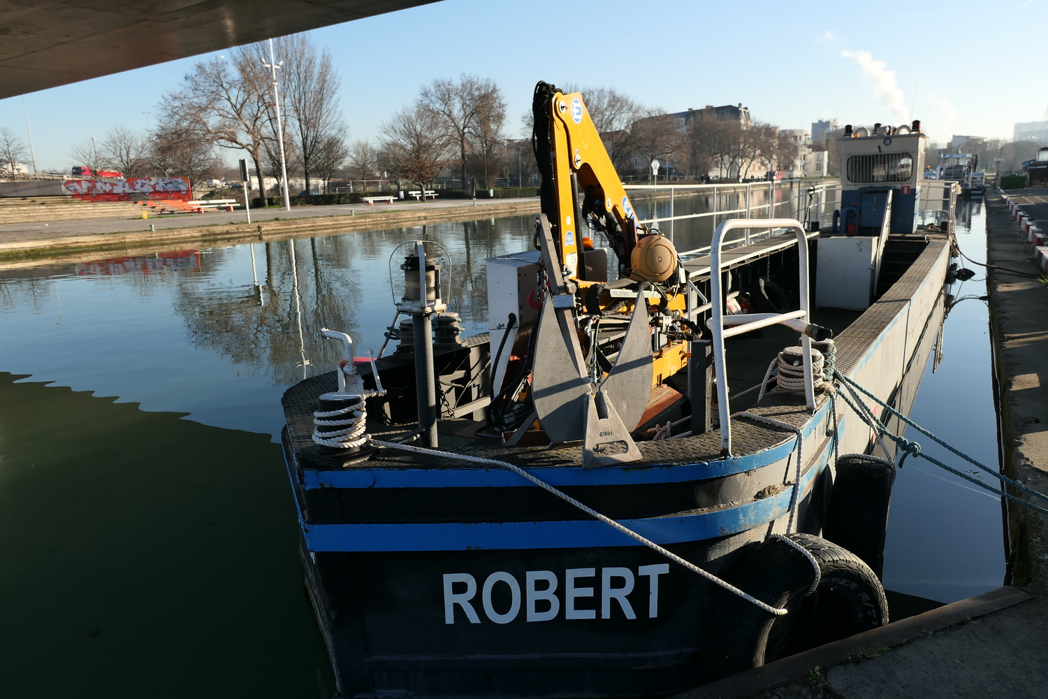 La flotte des canaux compte quatre bateaux ramasseurs de déchets dont le Robert qui est amarré à quelques mètres de l’Acoupa © Globe Reporters
