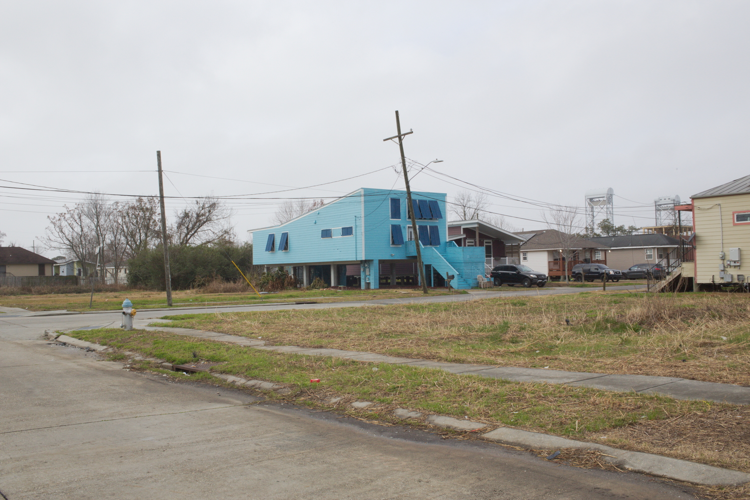 Le Lower Ninth Ward a été complètement inondé. Il est encore désaffecté aujourd’hui avec beaucoup de terrains vagues. Ici une nouvelle maison, construite grâce à des fonds envoyés par l’acteur Brad Pitt. Il souhaitait reconstruire le quartier, mais l’initiative n’a eu qu’un impact limité © Globe Reporters