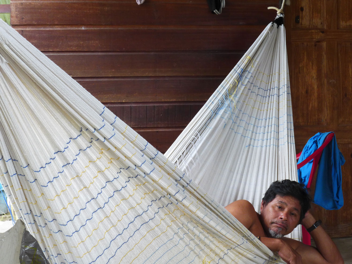 Aluke TACIKALY dans un hamac fabriqué par sa femme.