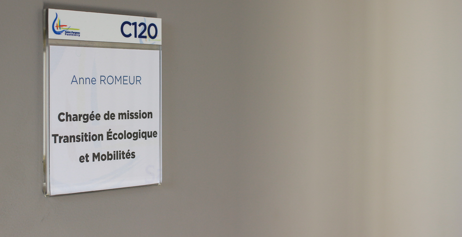 Devant le bureau d’Anne ROMEUR, un écriteau indique son poste de chargée de mission de transition écologique et mobilités © Globe Reporters