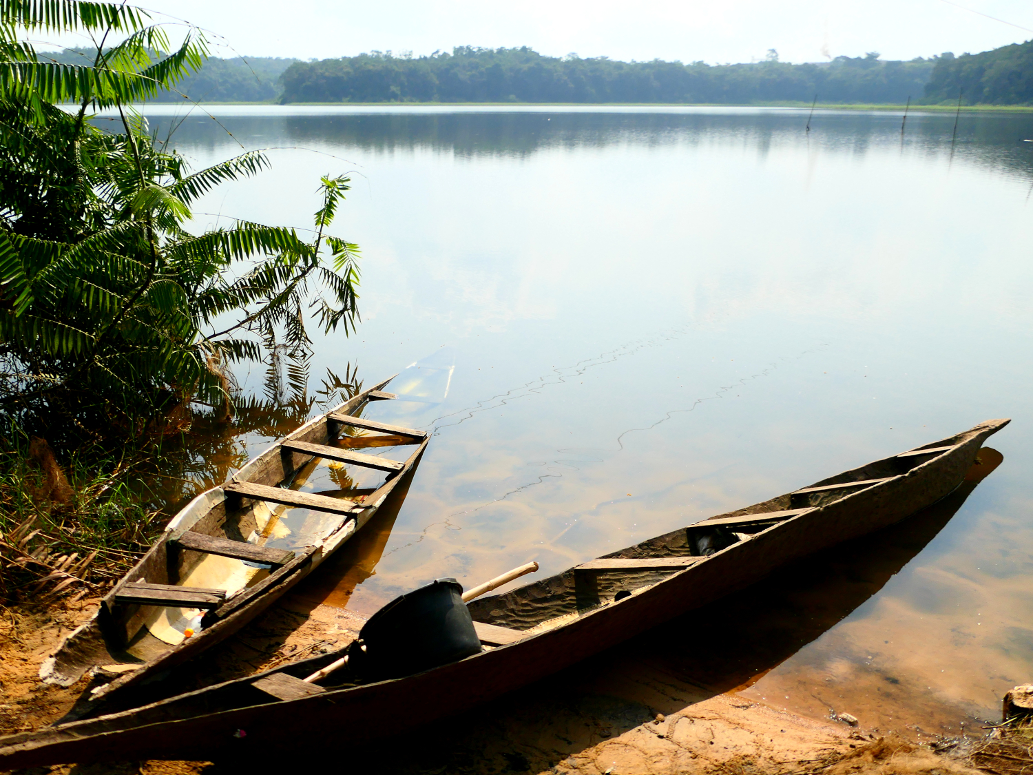 Pirogues abandonnées sur le lac Ossa © Globe Reporters