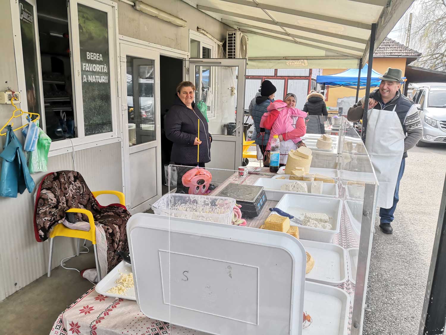 Fin de marché pour la petite famille qui commence à plier bagage © Globe Reporters