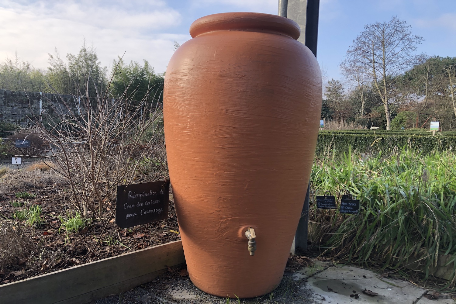 Cette drôle d’amphore géante est un récupérateur d’eau de pluie. Quand il pleut sur le toit juste au-dessus, l’eau ruisselle et arrive jusque dans ce gros réservoir. Cela permet ensuite d’arroser le « jardin malin ». Mais ce n’est pas suffisant pour toute la surface du jardin, nous précise Boris © Globe Reporters