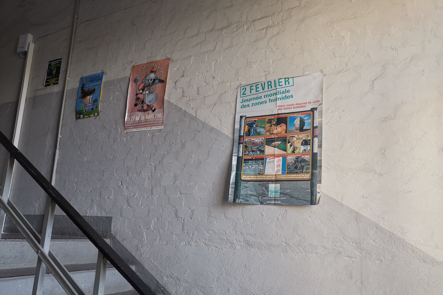 Des affiches dans l’escalier : toutes en rapport avec l’environnement © Globe Reporters