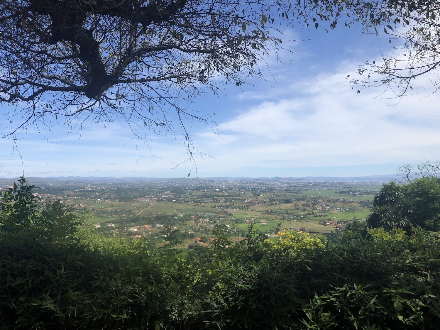 Vue du paysage depuis la Colline Ambohimanga, où se trouvait la capitale originelle de la famille royale Mérina, une dynastie qui régna entre les siècles XVIe et le XIXe © Globe Reporters