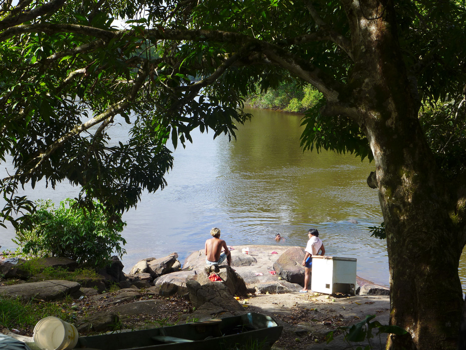 La baignade, le loisir principal des jeunes de Taluen.