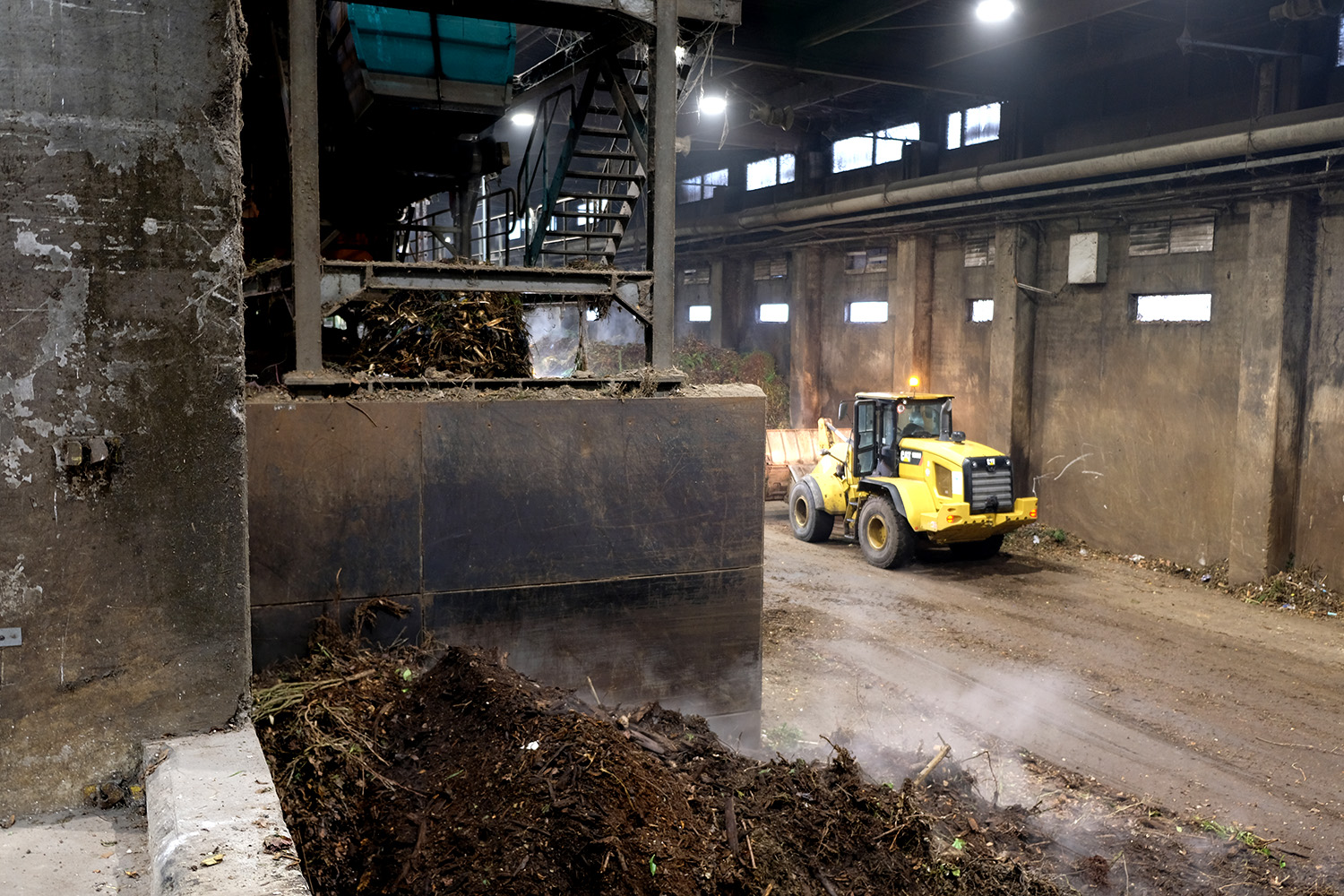 Les petits déchets riches en éléments organiques sont triés et envoyés dans les digesteurs, tout comme les restes alimentaires venus des cantines scolaires. En revanche, les déchets de taille moyenne, riche en bois, sont transformés en compost © Globe Reporters