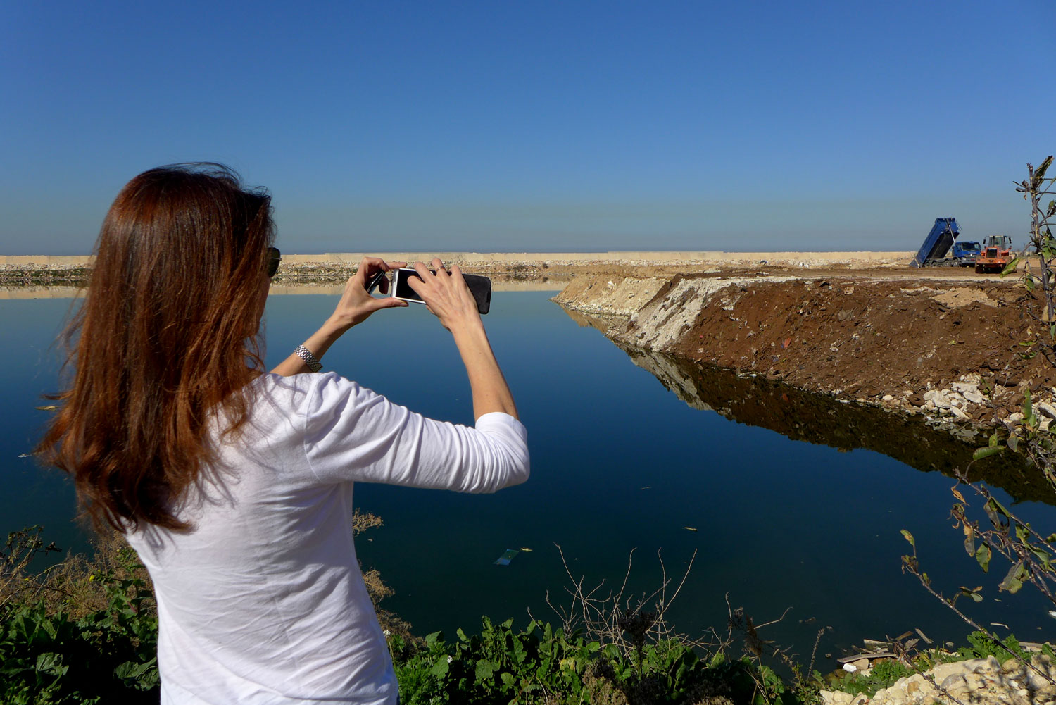 Rima prend des photos pour pouvoir témoigner © Globe Reporters