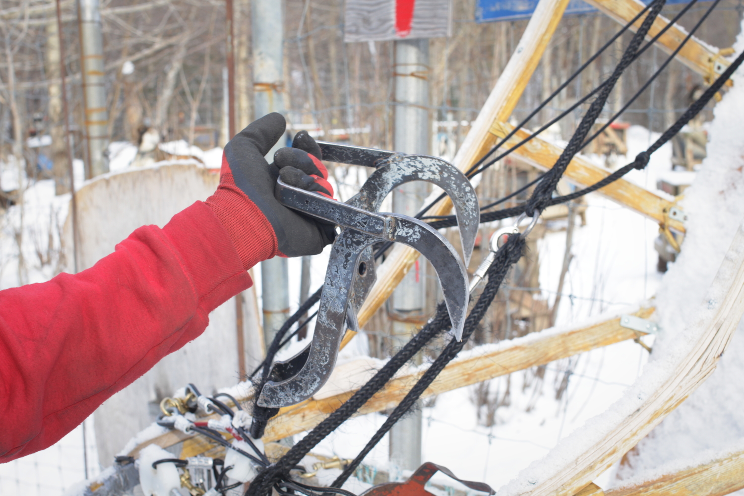 Une ancre à neige, pour arrêter le traîneau dans la neige.