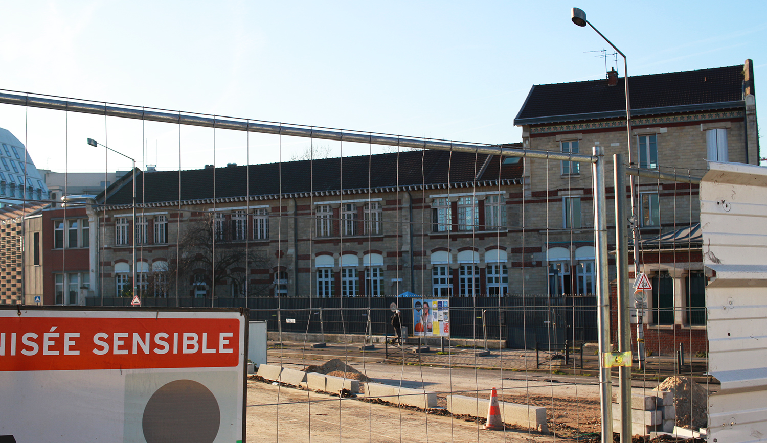 Depuis le chantier de réaménagement du boulevard Anatole France, on aperçoit une partie de l’école du même nom. C’est notamment de ce côté-ci que se trouve l’une des cours de récréation © Globe Reporters