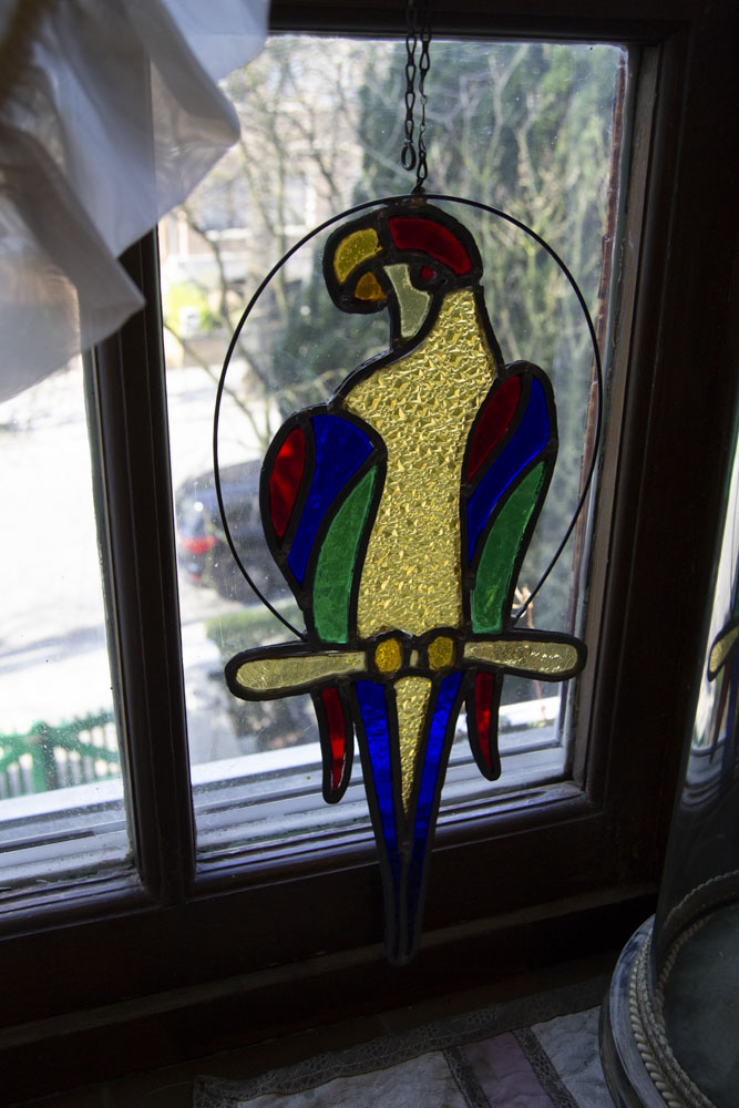 Un vitrail qui rappelle Coco, le perroquet adopté par Maurice CARÊME © Globe Reporters