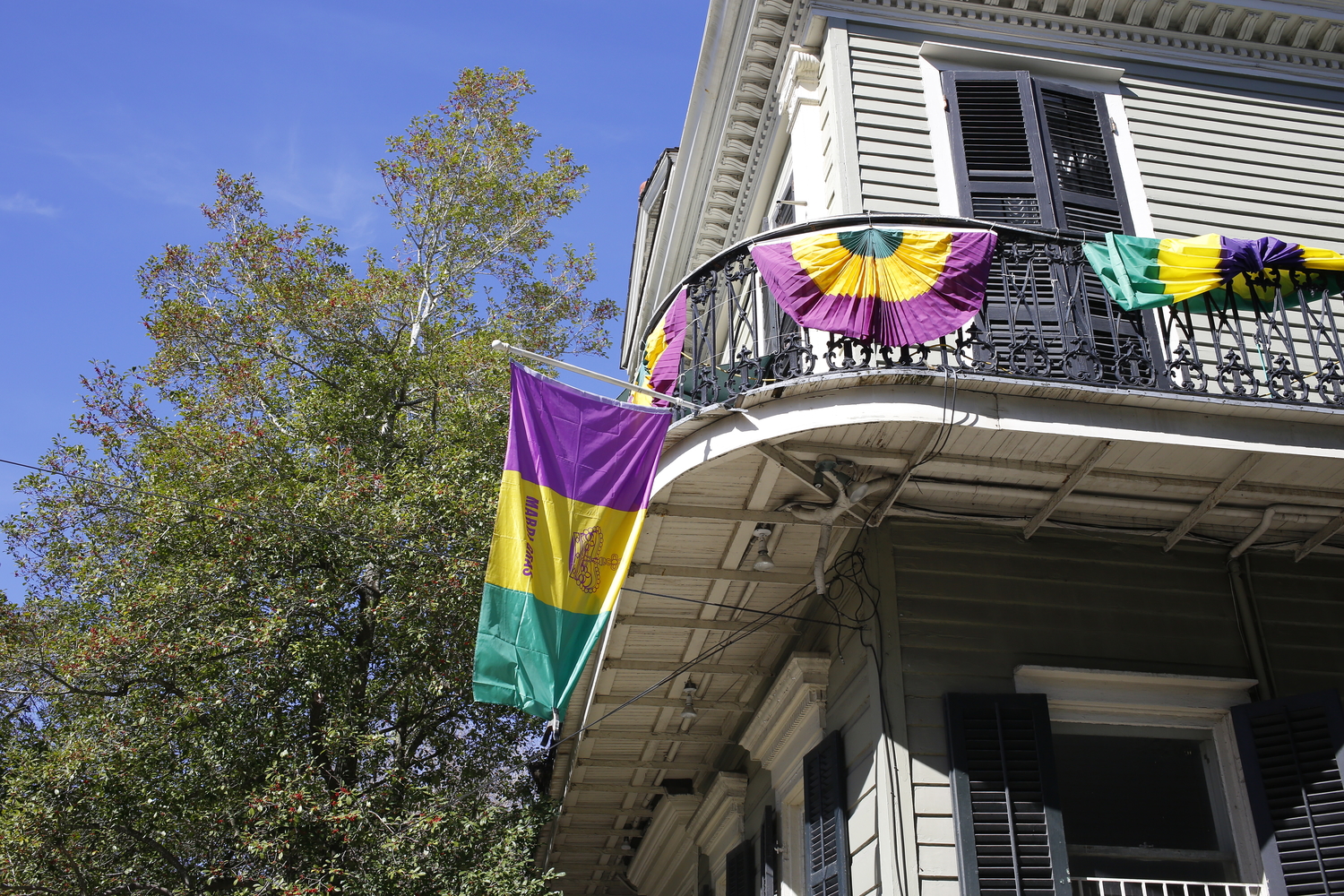 Les maisons sont décorées pour le Mardi Gras. Ici, avenue de l’Esplanade, entre Faubourg Marigny et le Vieux Carré © Globe Reporters