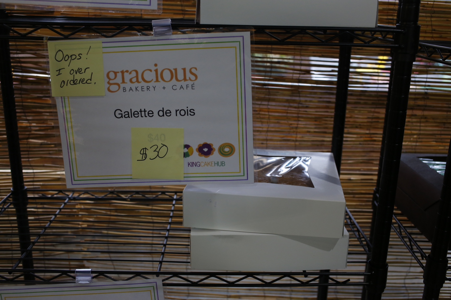 Des galettes des rois françaises sont aussi en vente au King Cake Hub © Globe Reporters