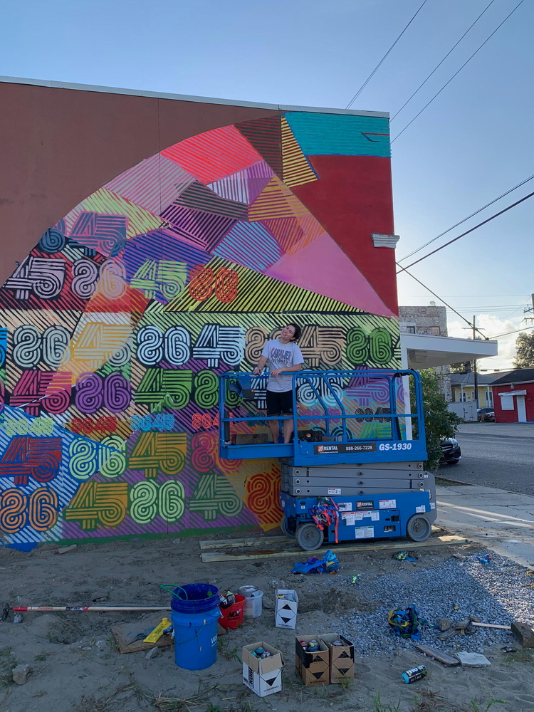 La fille de Neal, qui participe aussi à la réalisation d’une fresque murale anti-Trump. « 86 » en argot anglais américain veut dire « se débarrasser de » et « 45 » signifie le 45è président des États-Unis, soit Donald TRUMP © Neal MORRIS