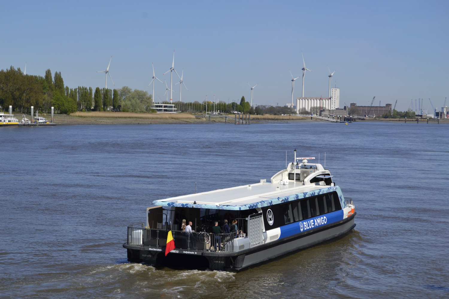 Sur l’Escaut, des bateaux de plaisance proposent des promenades touristiques © Globe Reporters