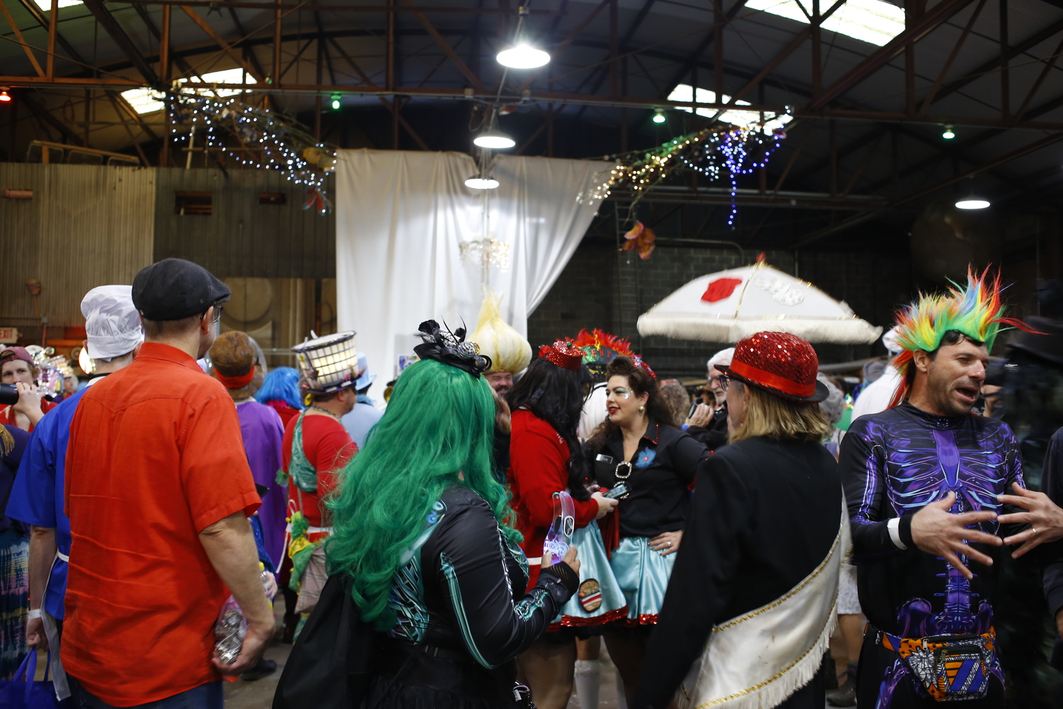 Arrivée au hangar du Krewe du Vieux, où se rassemblent les différents petits krewes avant la parade du soir © Globe Reporters