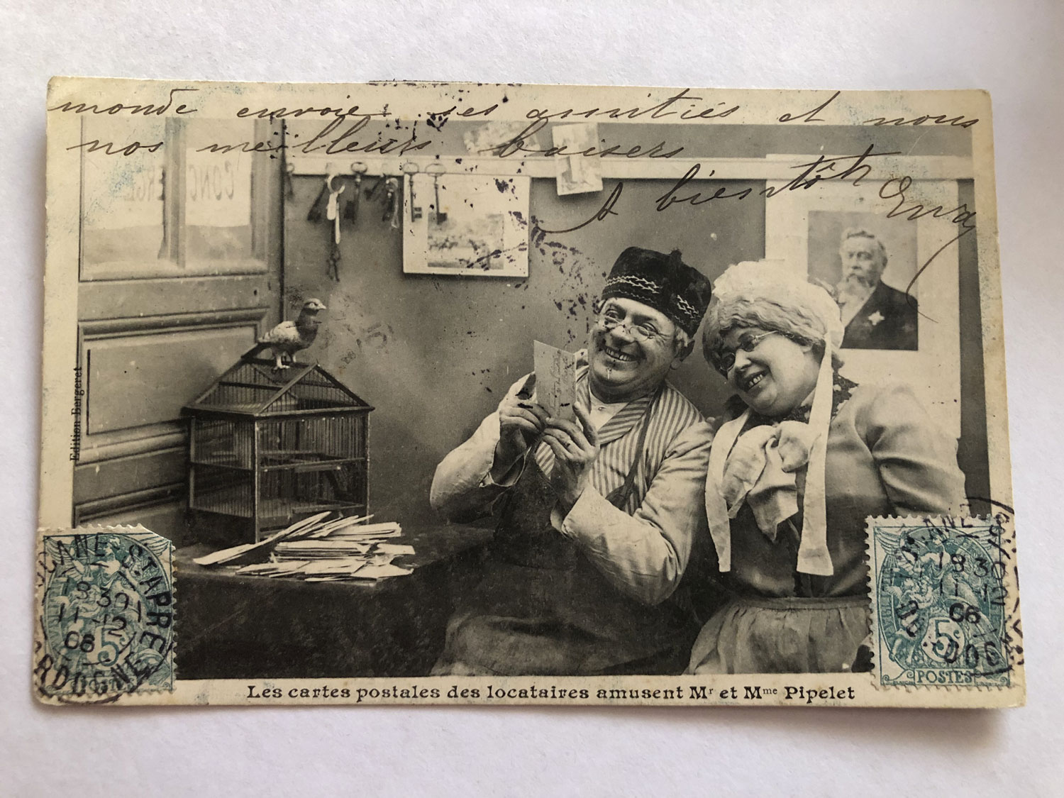 Les cartes postales se mettent à raconter la vie quotidienne des gens : ici des concierges qui rient en lisant une carte postale destinée à un habitant de leur immeuble ! © Globe Reporters