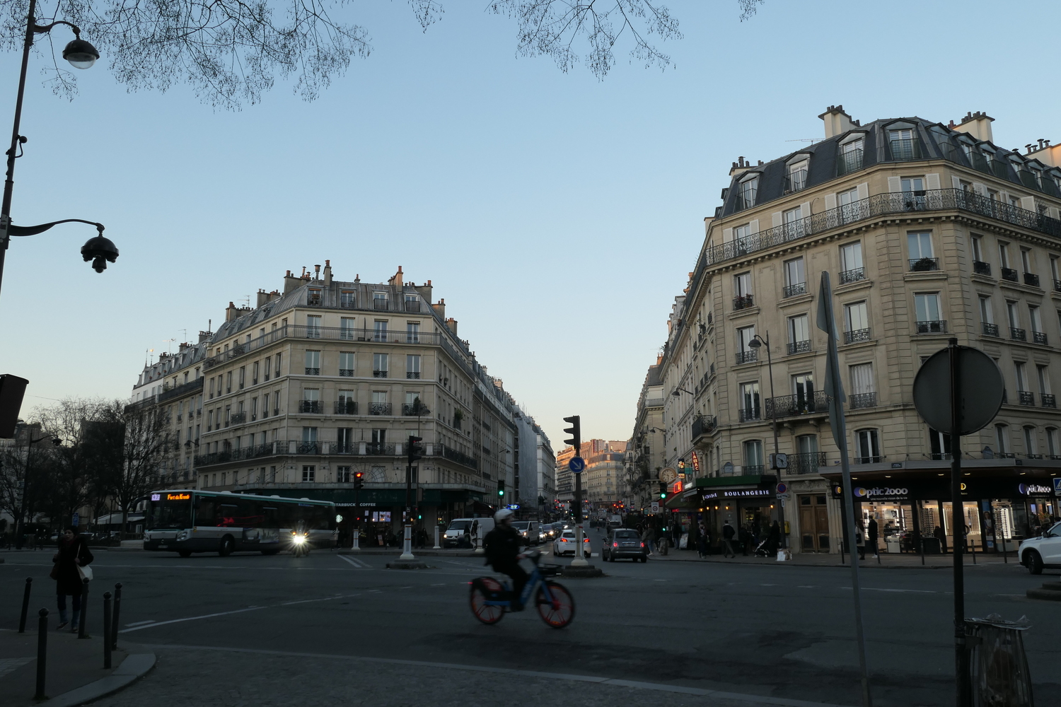 L’envoyée spéciale traverse à nouveau l’avenue des Gobelins pour reprendre le métro © Globe Reporters