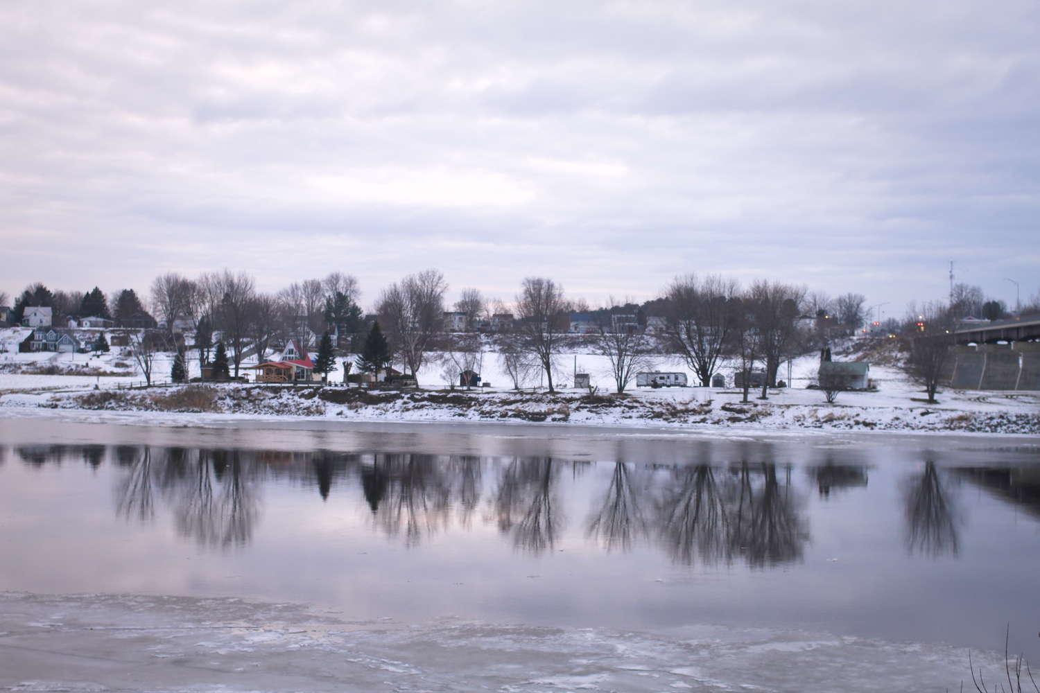 Vue sur la rivière.