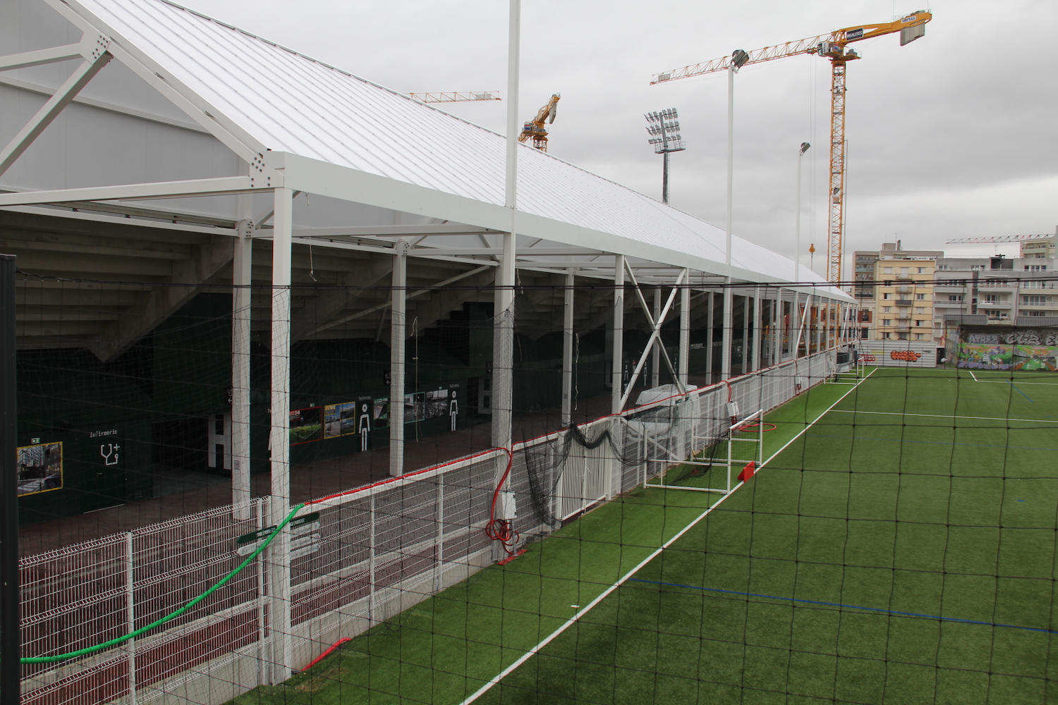 Le chantier de la seconde tribune vient de commencer © Globe Reporters