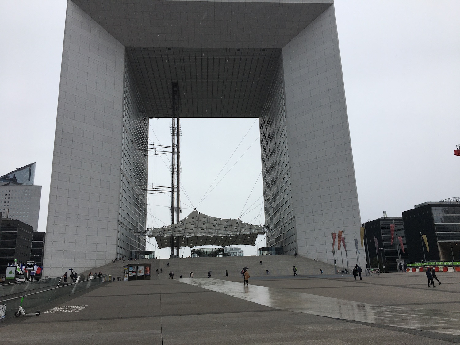 L’arche de la Défense sous la pluie © Globe Reporters