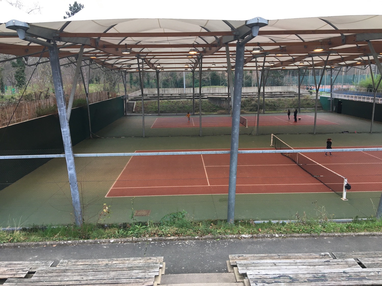 la ferme Suzanne surplombe les cours de tennis © Globe Reporters