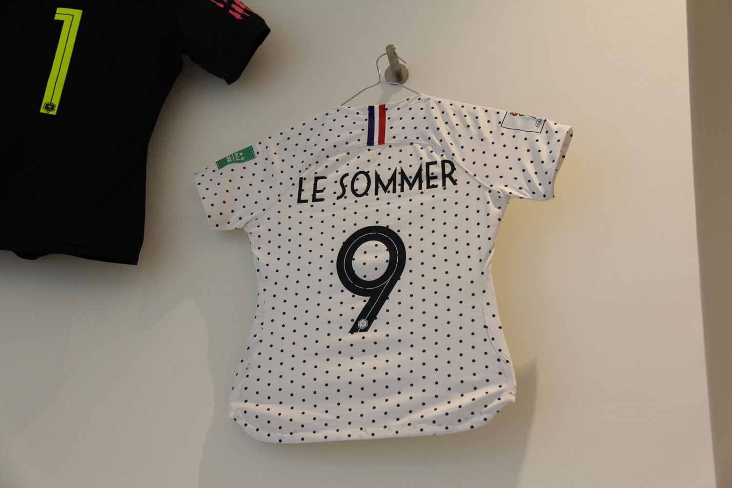 Dans le hall de la FFF, il y aussi les maillots de joueuses célèbres comme Eugénie LE SOMMER qui évolue à l’Olympique lyonnais et en équipe de France. En 2020 elle a été élue meilleure buteuse de l’histoire du football féminin. Elle a dépassé Marinette Pichon qui détenait ce record avec 81 buts marqués © Globe Reporters