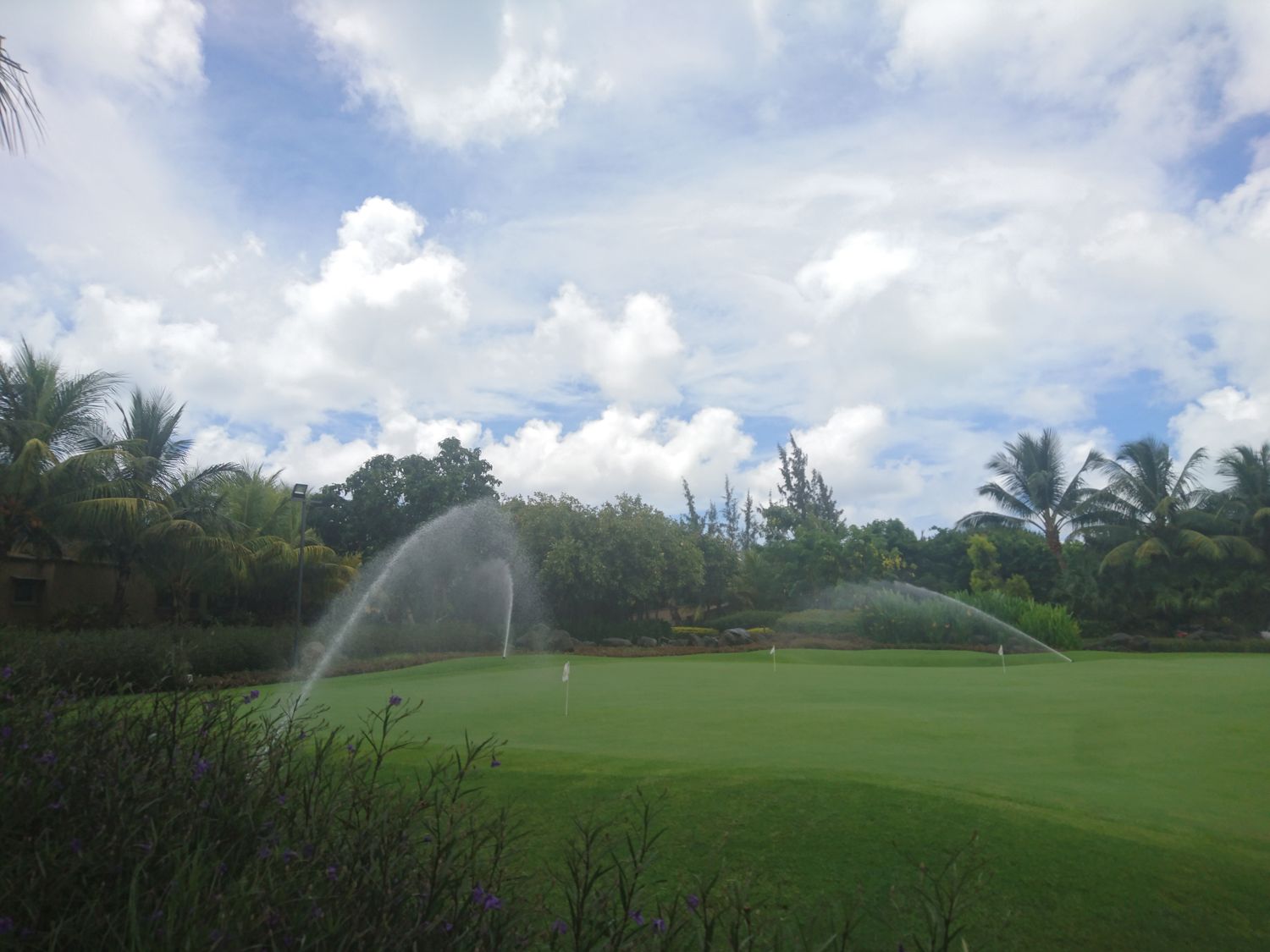 Un autre hôtel 5 étoiles, le Trou-aux-biches Resorts, se situe à quelques pas du Cardinal. Beaucoup plus grand, celui-ci dispose d’un mini-golf bien arrosé comme on peut le voir sur les photos… Et l’économie d’eau ?