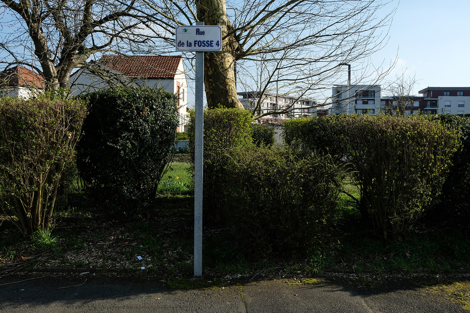 Cette rue porte le nom de l’ancienne fosse de Noyelles-Godault, la fosse 4, construite dés 1867. On y a extrait du charbon pendant un peu moins d’un siècle.