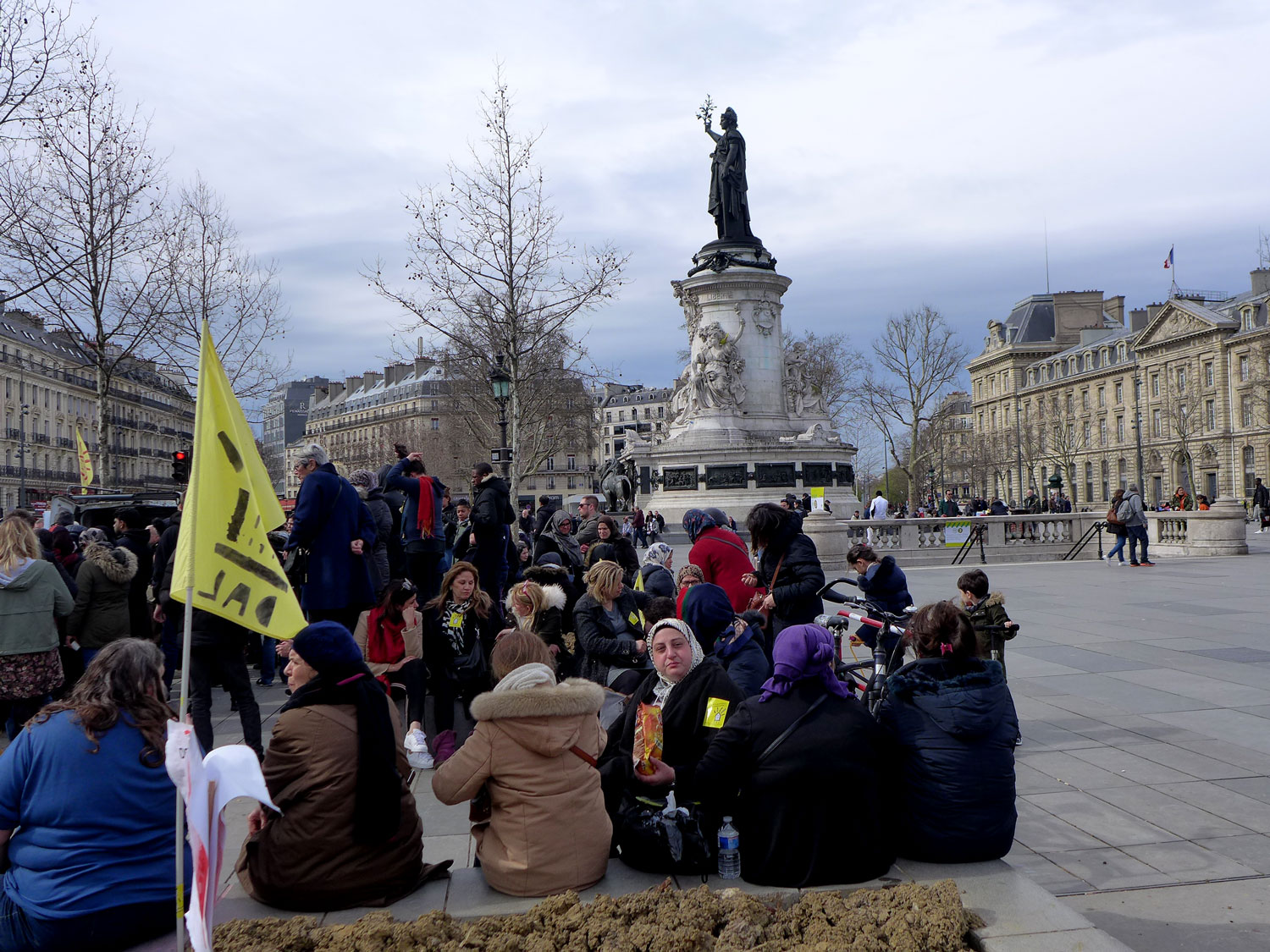 Ce jour-là, le DAL, une association qui lutte pour un accès à un logement digne pour tous, mobilise ses troupes.