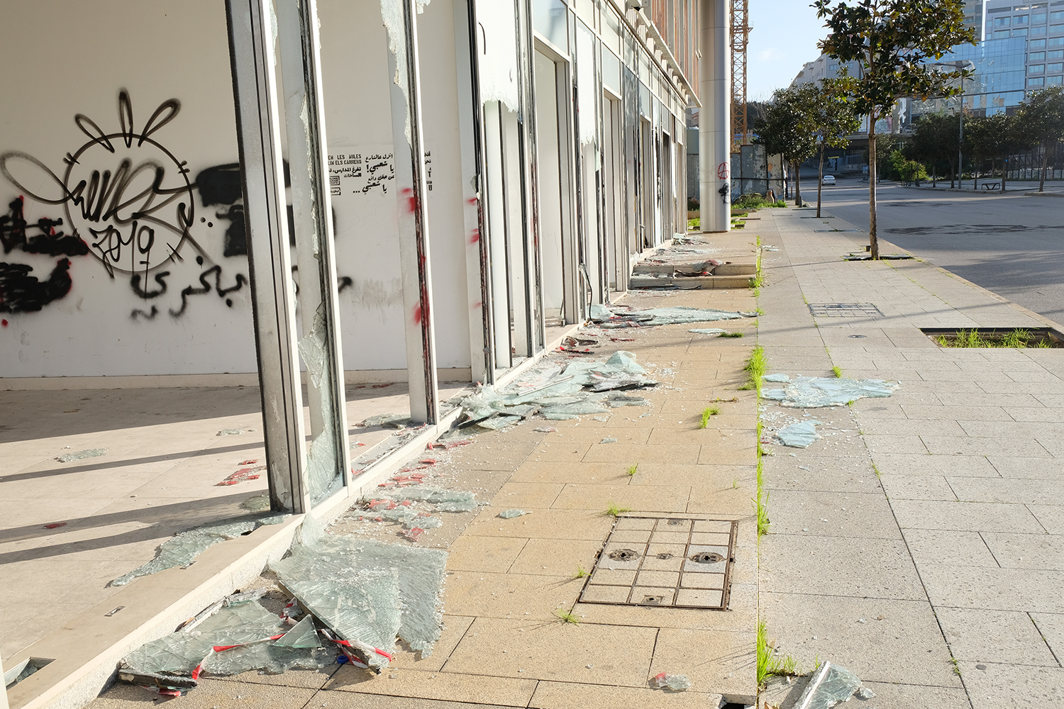 Et il reste du verre non ramassé dans les rues © Globe Reporters