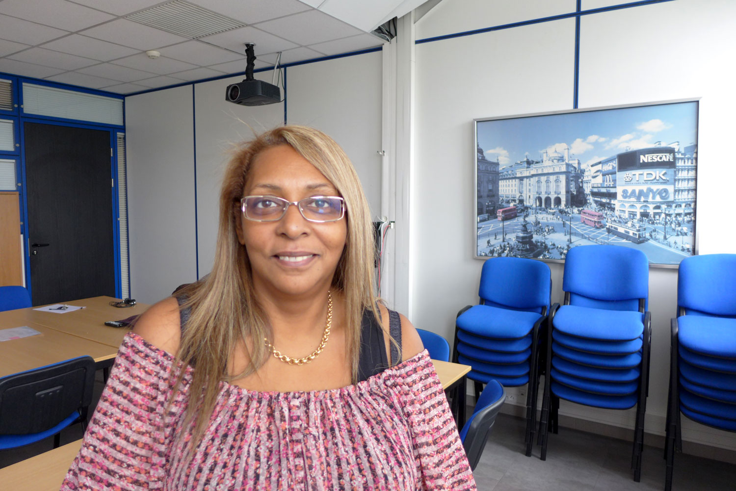 Nous rencontrons Claudia dans la salle de réunion de l’entreprise 