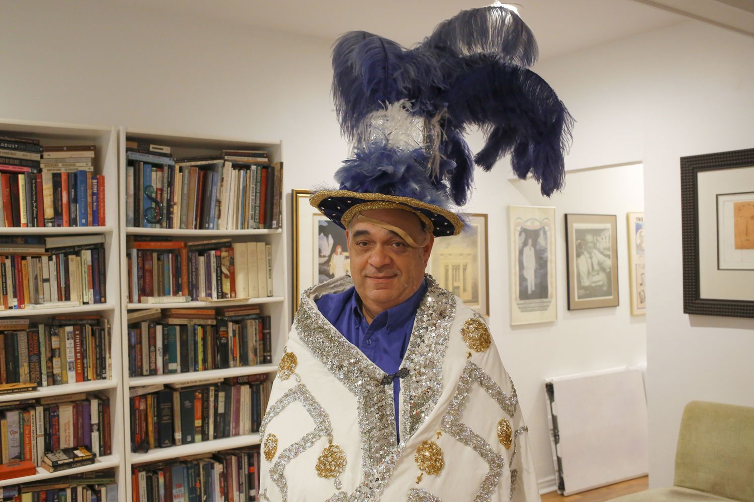 Frank PEREZ avec son costume de Mardi-Gras © Globe Reporters