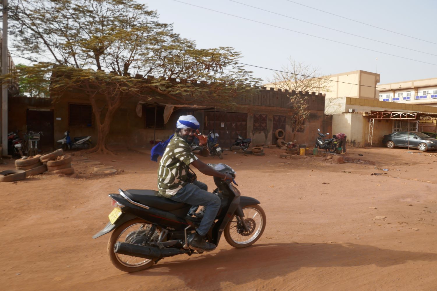 Une fois le rencontre et l’entretien finis, Tatiana et Madi partent et se disent au revoir avec Zabda, sur la moto. C’est grâce à lui que les globe-reporters ont leurs réponses et aussi une interaction avec leurs homologues du Lycée Alfred Diban KI-ZERBO © Globe Reporters/Zabda