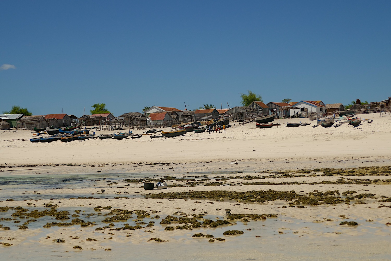 La plage du village d’Ambola © Globe Reporters