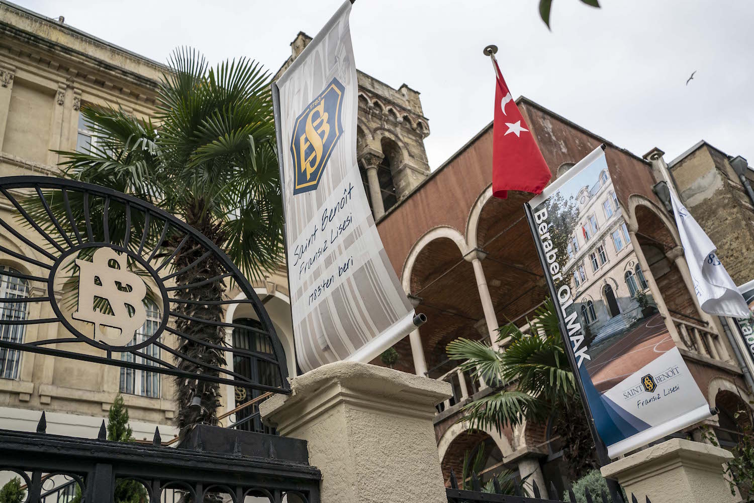 Et le logo de Saint-Benoît avec le drapeau turc !  © Globe Reporters