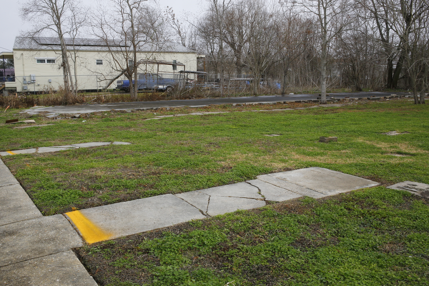 Des traces d’anciennes maisons : ici l’entrée d’un jardin © Globe Reporters