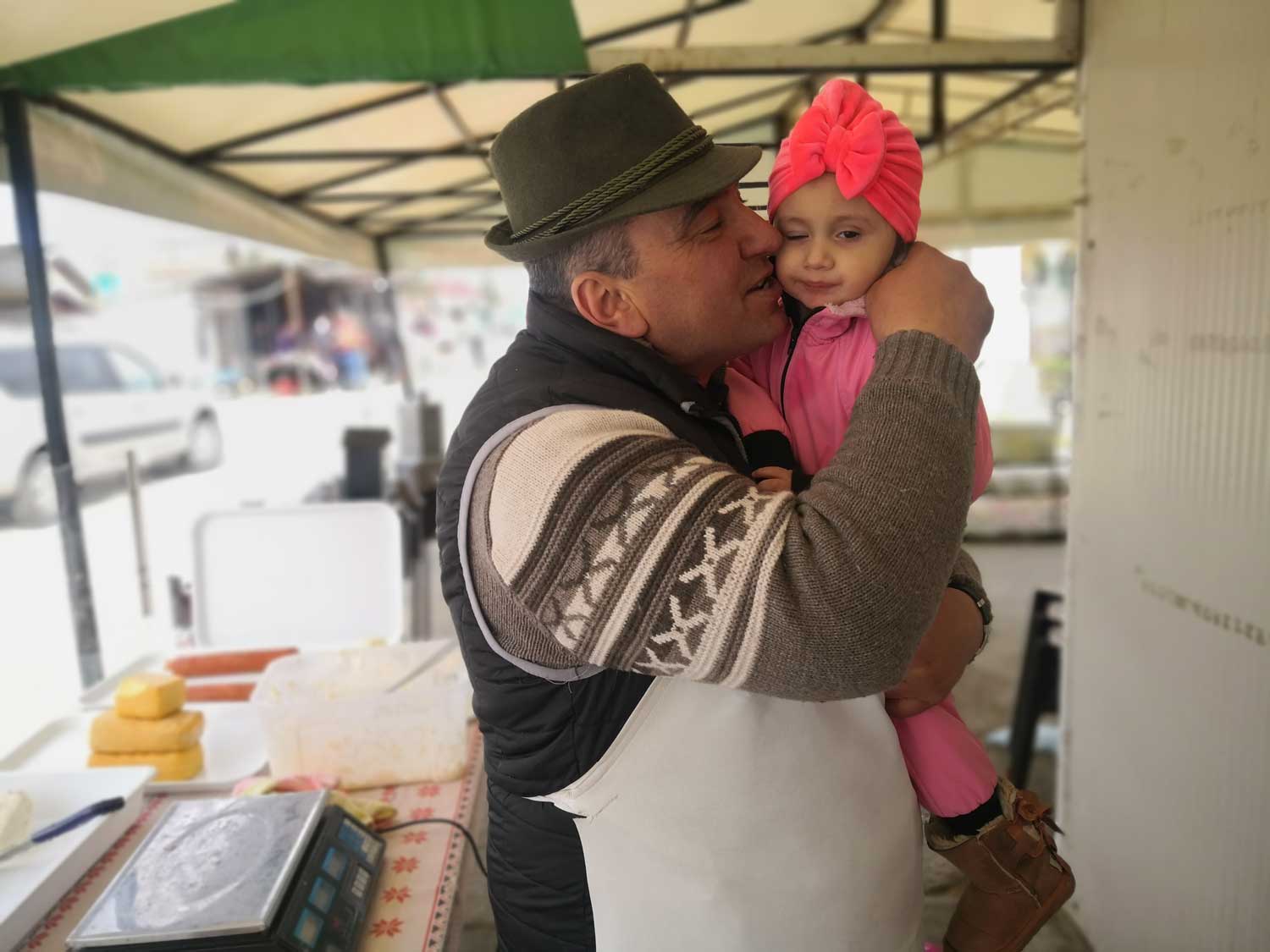 Ionica ne se sépare jamais de son chapeau de berger, typique de la région de Bran © Globe Reporters