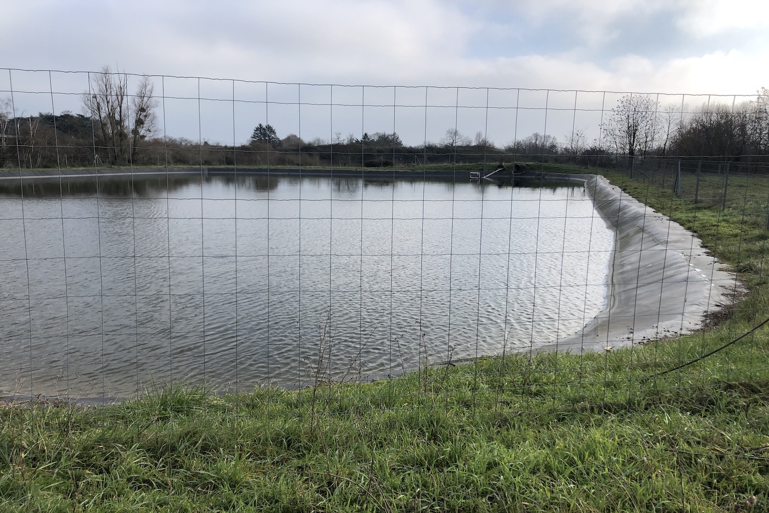 Ce bassin est le grand réservoir d’eau de Terra Botanica. L’équipe du parc y stocke 18 000 m3 d’eau qui sert ensuite à arroser les plantes du parc. Pendant les gros coups de chauds, une partie de cette eau s’évapore avec le soleil © Globe Reporters