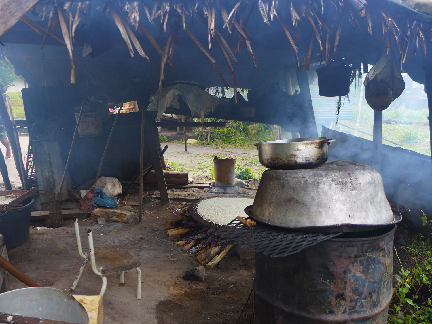 Cuisson de la galette de manioc.