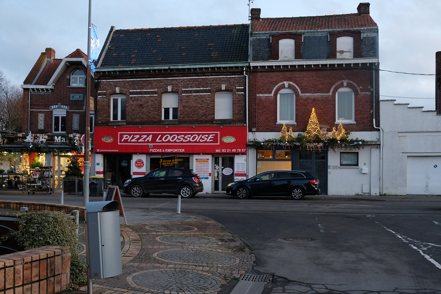 Les commerces de la place, la pizzeria, la friterie, le fleuriste et le 8 à huit participent au projet également : vous pouvez acheter une pizza, des fleurs ou une frite avec de la manne !