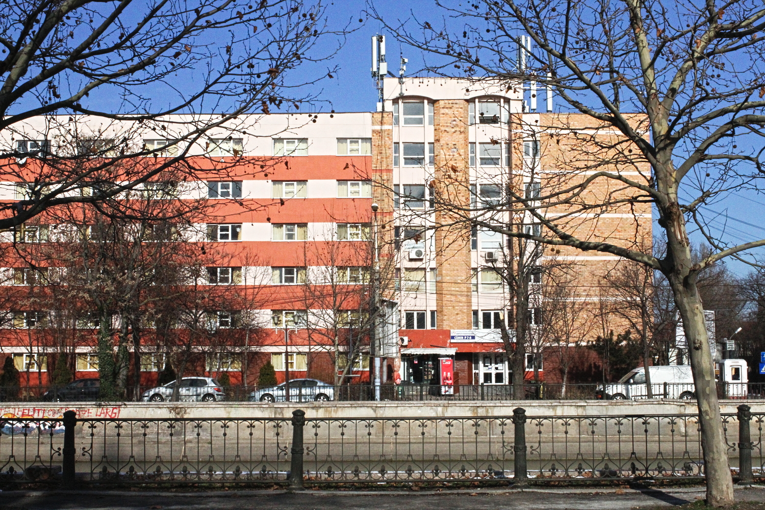 À côté du campus, un « camin » en roumain, soit une résidence étudiante, au bord de la rivière Dambovita. © Globe Reporters