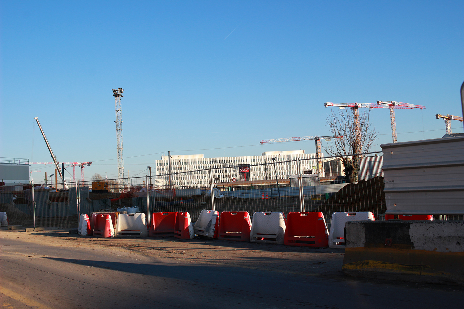 Les travaux sont partout et le bruit dans le quartier est permanent © Globe Reporters